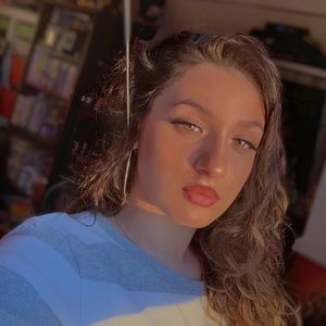 Meet your Posher, AnaLyse🌙